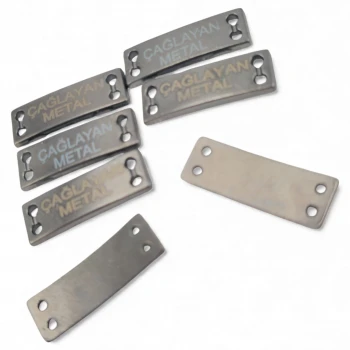 4-hole slightly curved sew-on label 21.5 mm x 7 mm E 1587 4-hole slightly curved sew-on label 21.5 mm x 7 mm E 1587