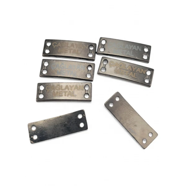4-hole slightly curved sew-on label 21.5 mm x 7 mm E 1587