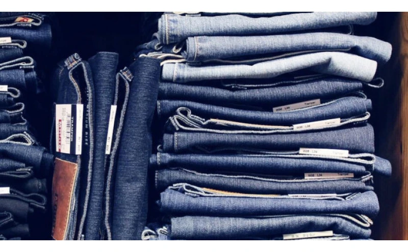 Which Suits Better With Jeans? Button or Zipper ? Which Suits Better With Jeans? Button or Zipper ?