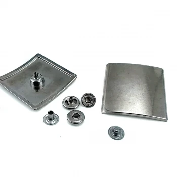 Kare ve Bombeli Tasarımlı Çıtçıt Düğme 44 mm B 166