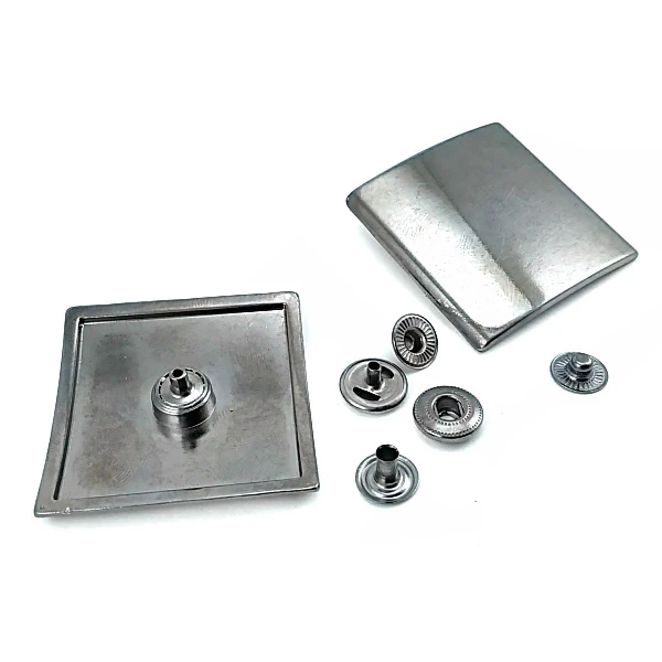 Kare ve Bombeli Tasarımlı Çıtçıt Düğme 44 mm B 166