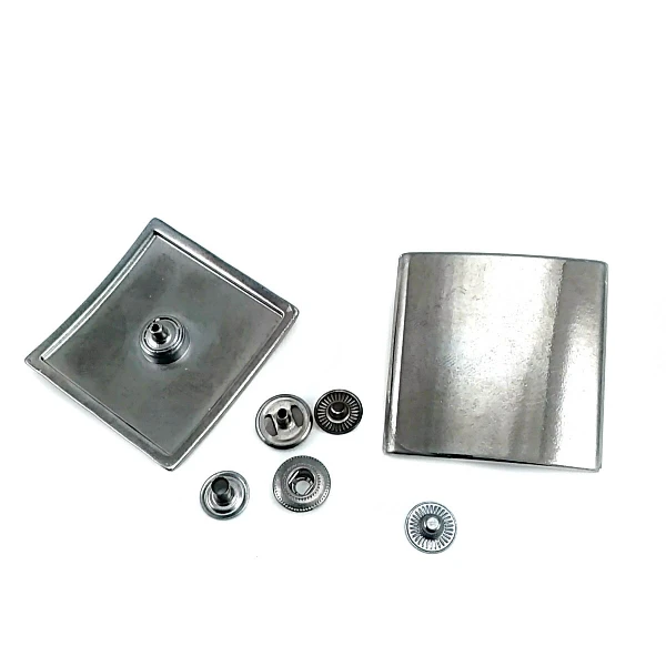 Kare ve Bombeli Tasarımlı Çıtçıt Düğme 44 mm B 166