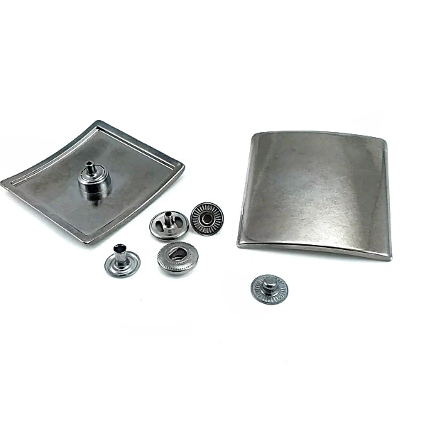 Kare ve Bombeli Tasarımlı Çıtçıt Düğme 44 mm B 166