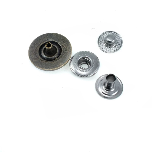 Metal Yıldız Tasarımlı Çıt çıt Düğme 17 mm - 27 boy E 1482