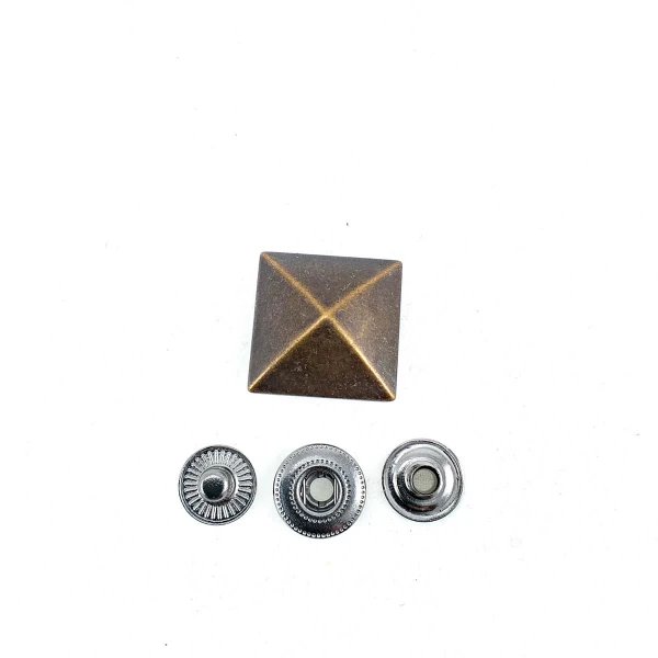Piramit Şekil Çıtçıt Düğme 19 x 19 mm E 1697