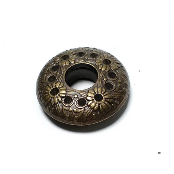 Patterned zinc alloy metal eyelet with diameter 34 mm