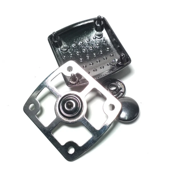 Large square snap button 38 x 34 mm