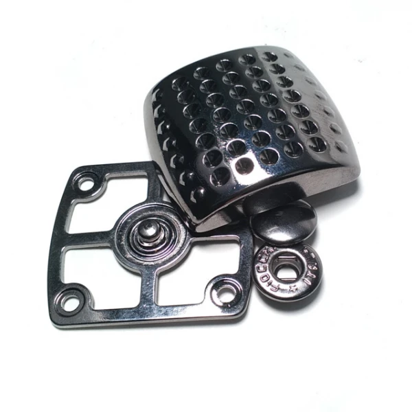 Large square snap button 38 x 34 mm