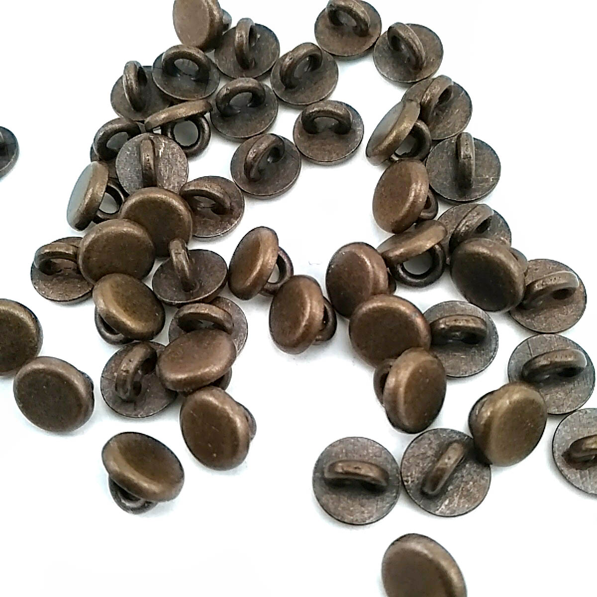 7.5 mm Ayaklı Düğme ön ve detay görünümü