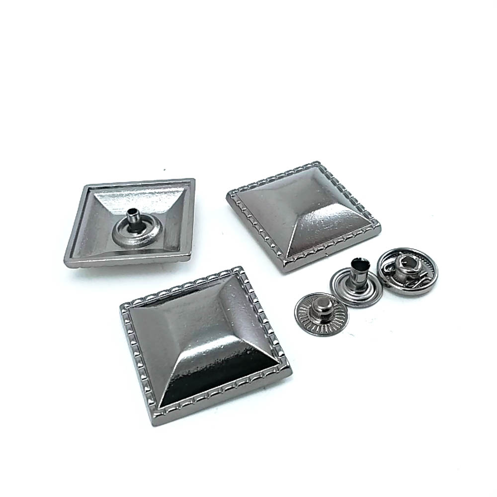 Piramit Tasarımlı Kare Çıt çıt Düğme 25 x 25 mm B 76