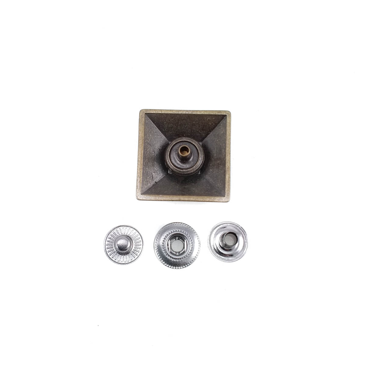 Piramit Şekil Çıtçıt Düğme 24x24 mm E 1696