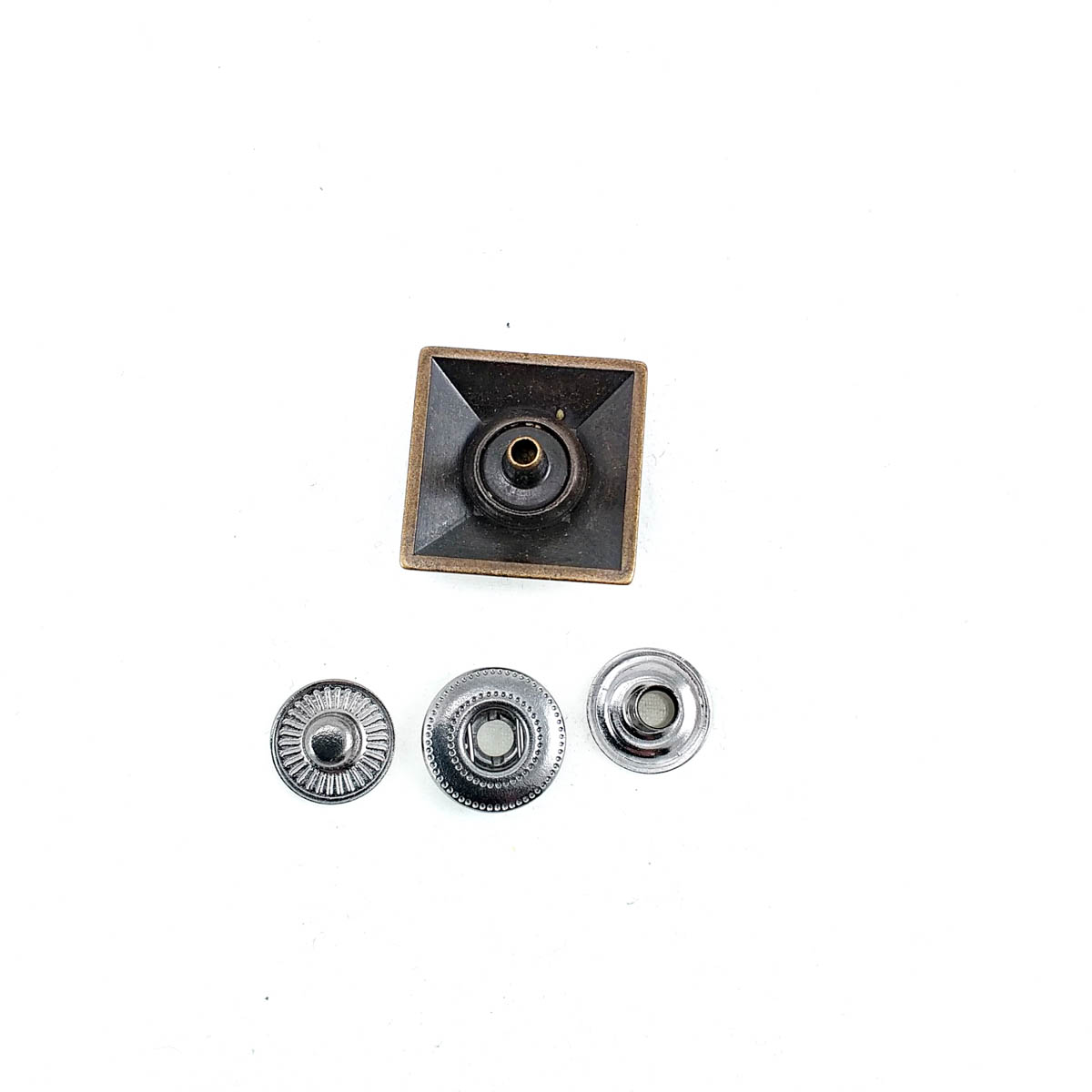 Piramit Şekil Çıtçıt Düğme 19 x 19 mm E 1697