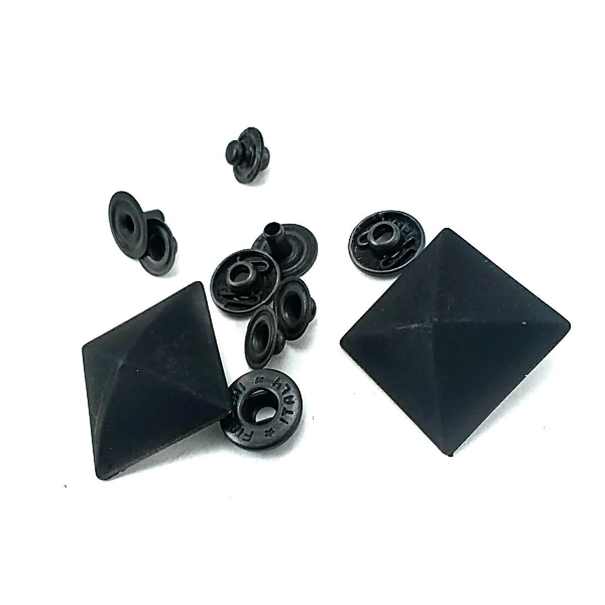 Piramit Şekil Çıtçıt Düğme 19 x 19 mm E 1697