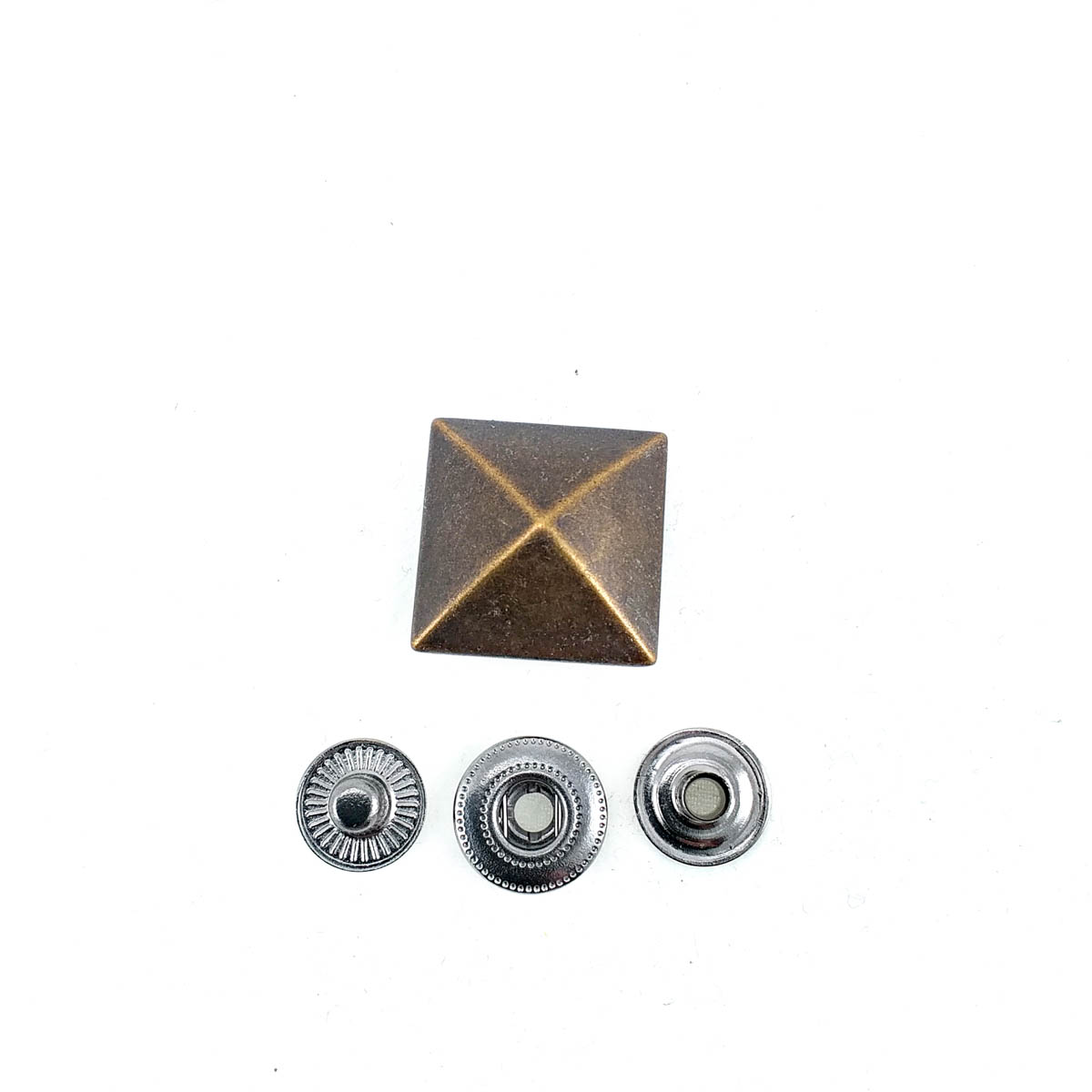 Piramit Şekil Çıtçıt Düğme 19 x 19 mm E 1697