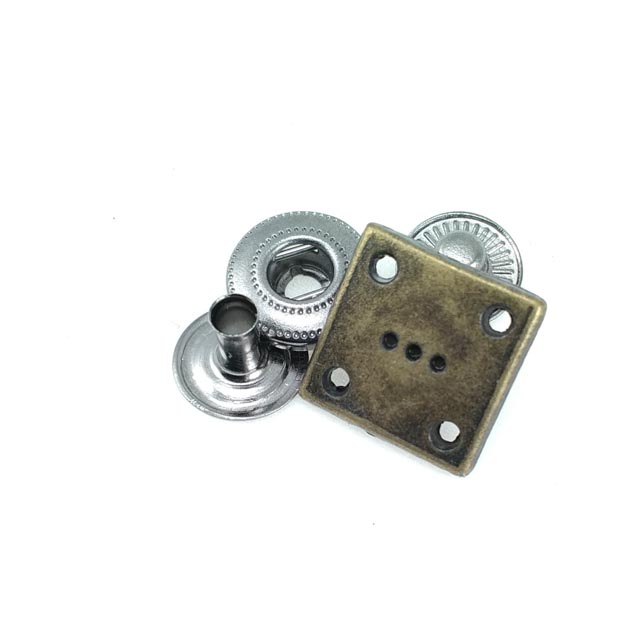 Kare Çıtçıt Düğme Delik ve Nokta Desenli 15 x 15 mm E 172