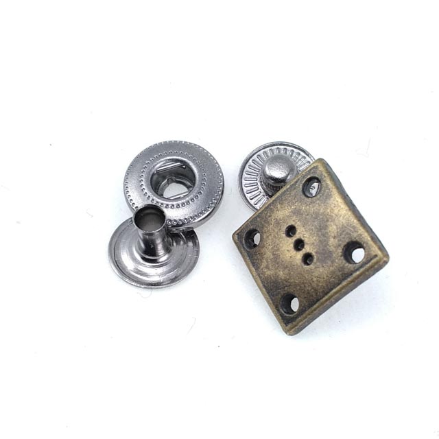 Kare Çıtçıt Düğme Delik ve Nokta Desenli 15 x 15 mm E 172