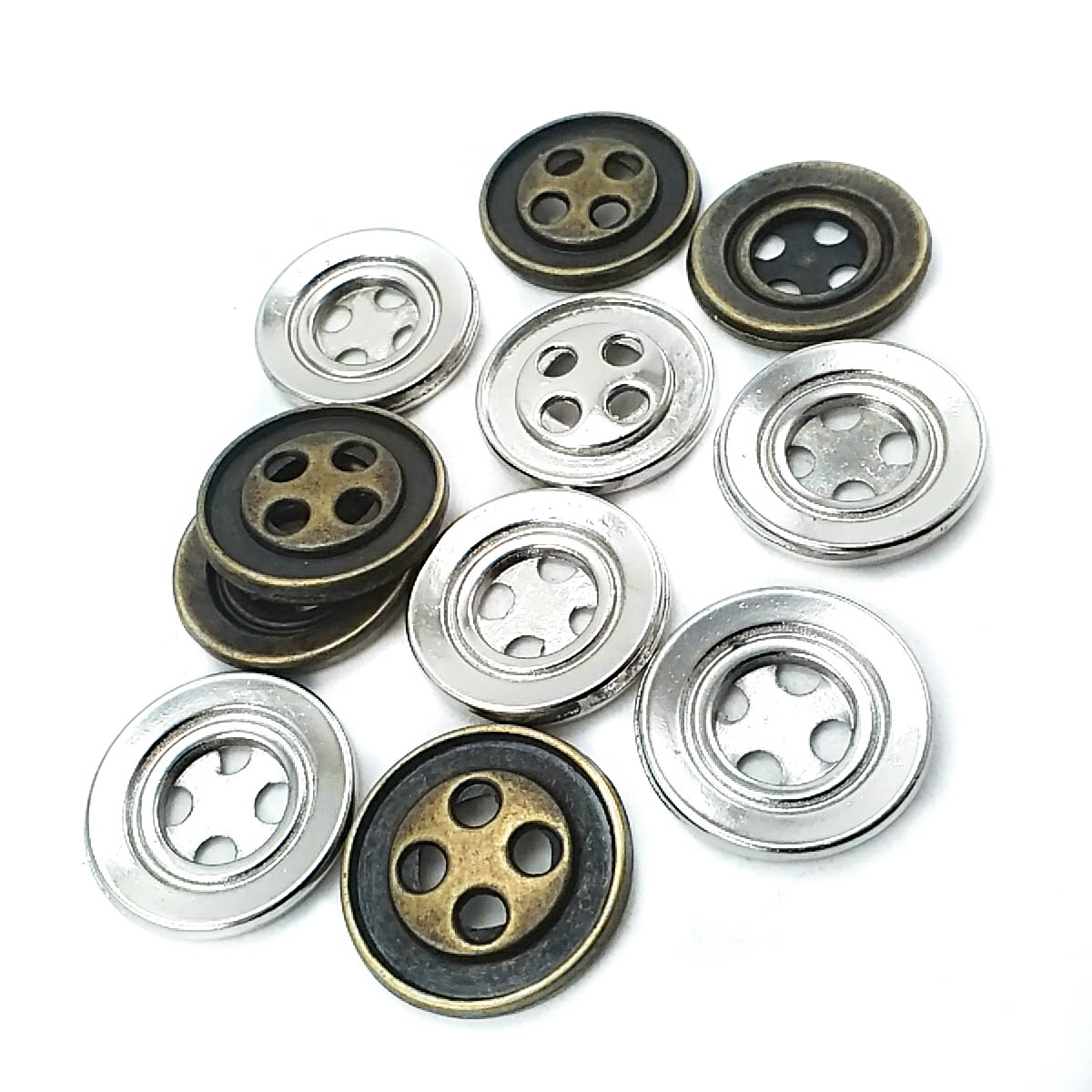 Dört Delikli Kaban ve Mont Düğmesi Metal Dikme Düğme 25 mm 40 boy E 487 Dört Delikli Kaban ve Mont Düğmesi Metal Dikme Düğme 25 mm 40 boy E 487