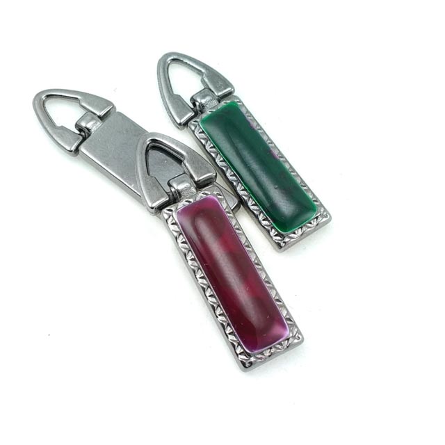 37 mm Mineli / Renkli Fermuar Elciği ürün görseli 37 mm Mineli / Renkli Fermuar Elciği ön ve detay görünümü