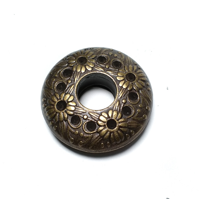 Patterned zinc alloy metal eyelet with diameter 34 mm Patterned zinc alloy metal eyelet with diameter 34 mm