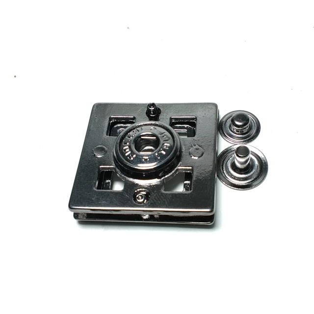 Kare Şekil Kaban ve Deri Mont Çıtçıt Düğmesi 30 x 30 mm Е 1221