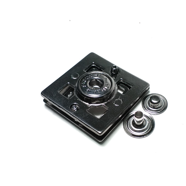 Kare Şekil Kaban ve Deri Mont Çıtçıt Düğmesi 30 x 30 mm Е 1221